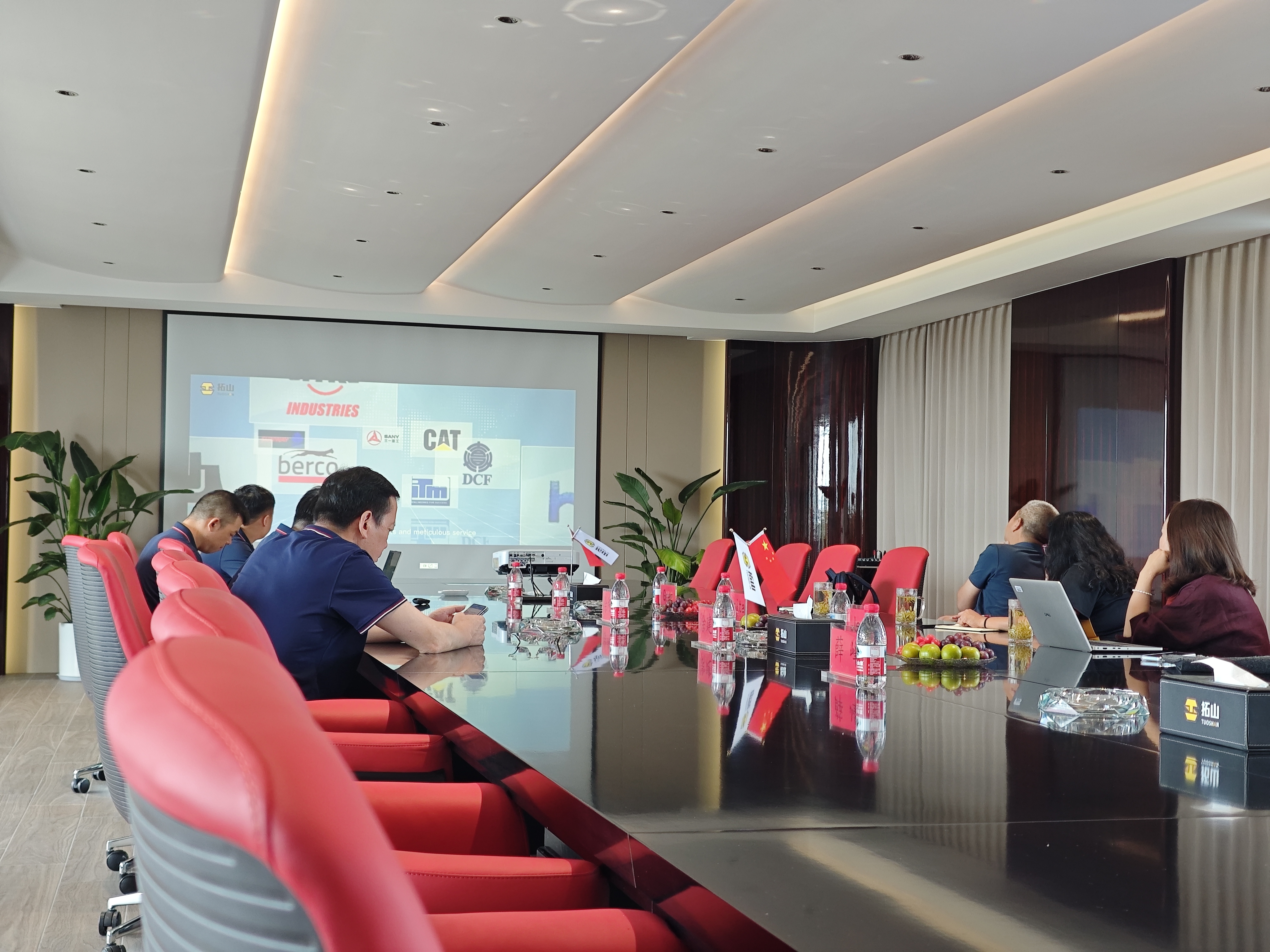 座谈会.jpg